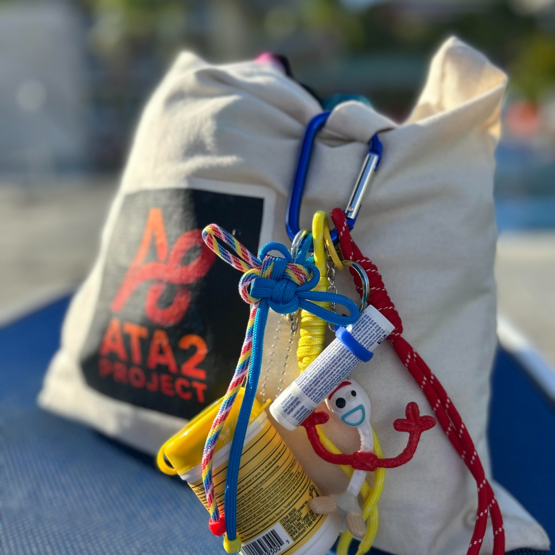 Strap Toy Story en uso — botella con charms