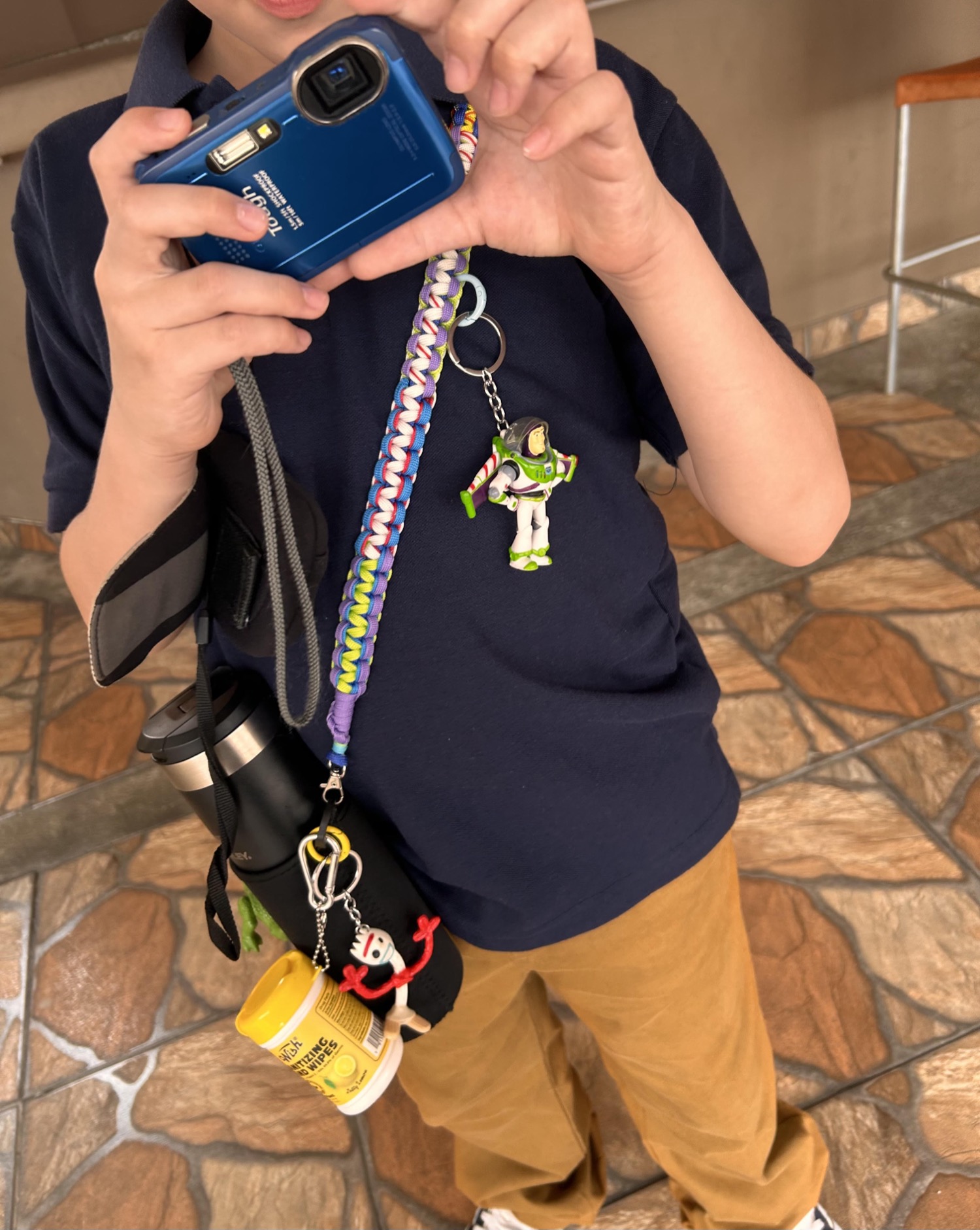 Niño con su strap ATA2 y charm de Buzz en el día a día