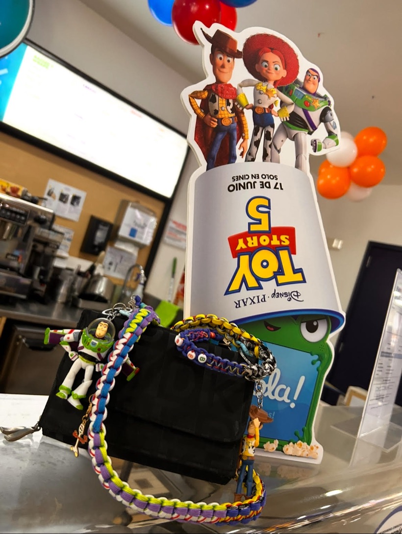 Cartera con strap de paracord ATA2 y charms de Buzz y Woody, lista para salir