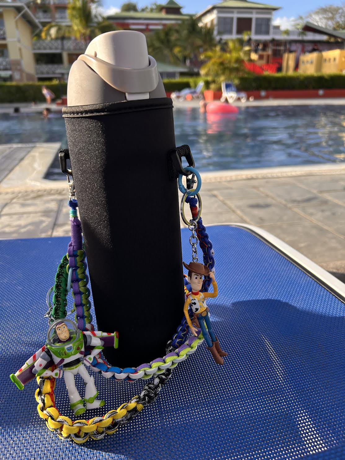 Strap ATA2 con charms Toy Story en una botella junto a la piscina